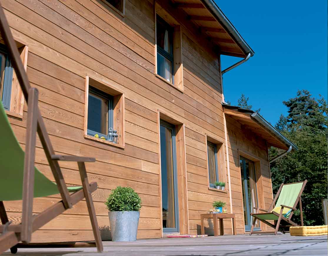 Les Savoyards Orticat : travaux de toiture et façade en Savoie (73) : peinture antirouille sur toiture en tôle, peinture hydrofuge toit en tuile, lasure boiserie de chalet, nettoyage, démoussage et ravalement peinture façade