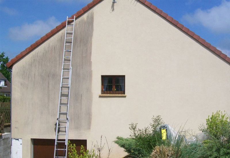 Ravalement peinture façade - Les Savoyards Orticat en Savoie (73) : Nettoyage façade, traitement anti-mousse, démoussage et Ravalement peinture façade en Savoie (73)