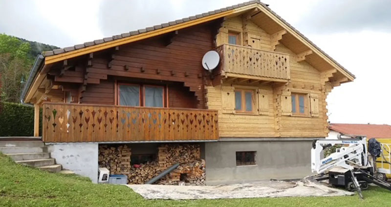 Les Savoyards Orticat : travaux de toiture et façade en Savoie (73) : peinture antirouille sur toiture en tôle, peinture hydrofuge toit en tuile, lasure boiserie de chalet, nettoyage, démoussage et ravalement peinture façade