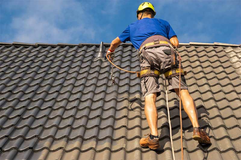 Peinture antirouille sur toiture en tôle - Les Savoyards Orticat en Savoie (73) : application d'une peinture antirouille sur toiture en tôle et application d'une peinture hydrofuge coloré pour toiture en tuile en Savoie (73)